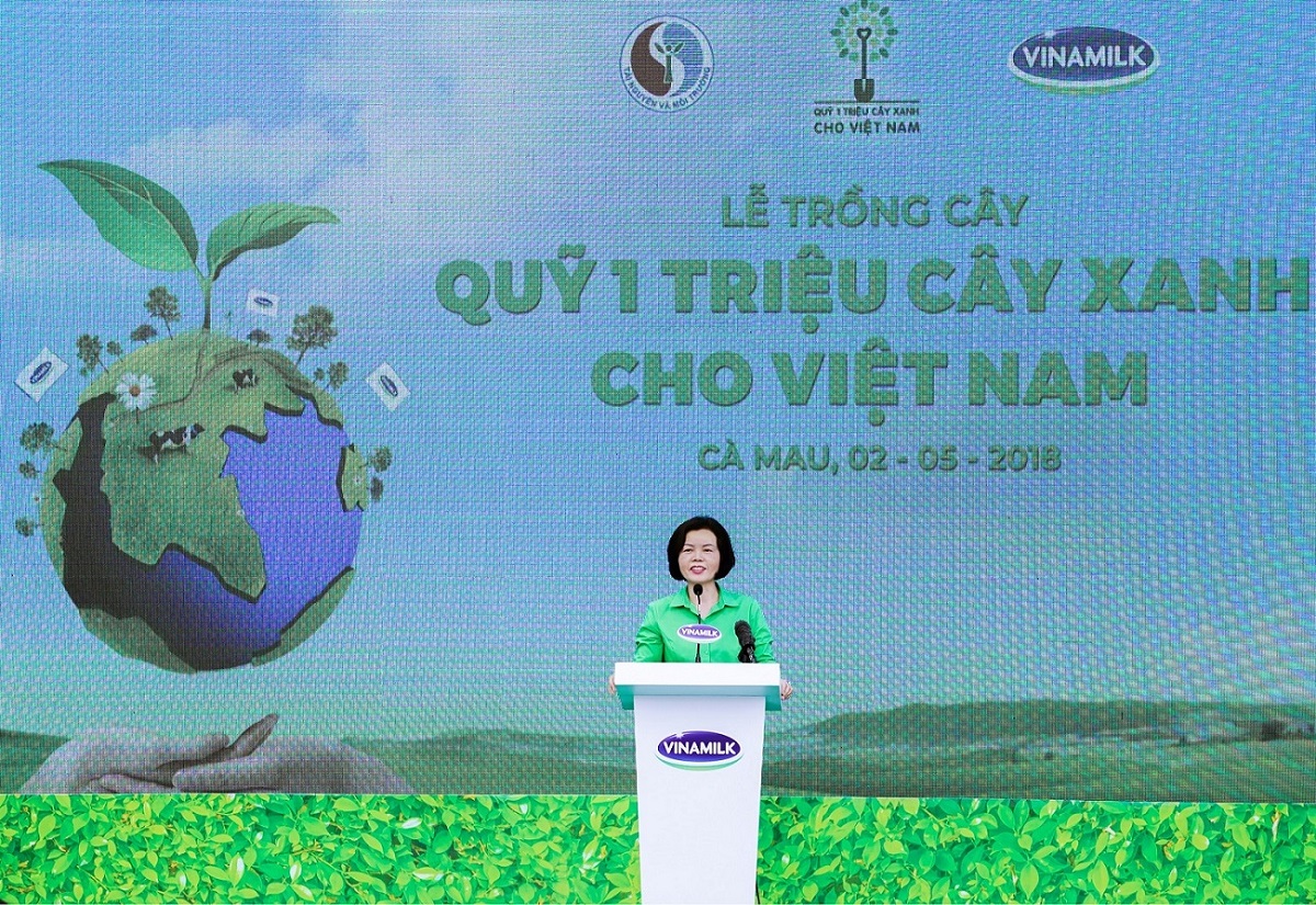 Bà Bùi Thị Hương - Giám đốc Điều hành Vinamilk phát biểu tại buổi lễ
