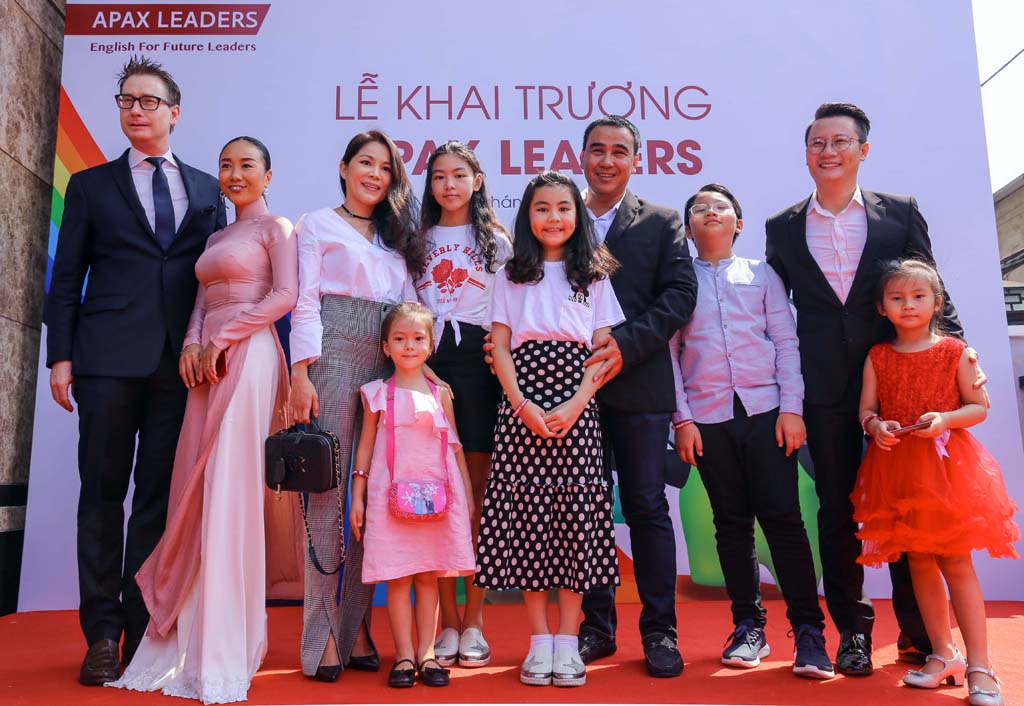 Các nghệ sĩ Quyền Linh, Đoan Trang, Hoàng Bách cho con học tại Apax Leaders