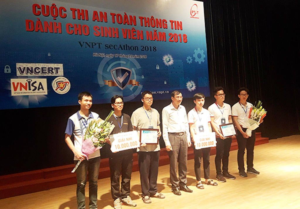 Ban Tổ chức trao giải nhì cho đội tuyển ISITDTU của ĐH Duy Tân (3 thành viên đứng bên phải ảnh)