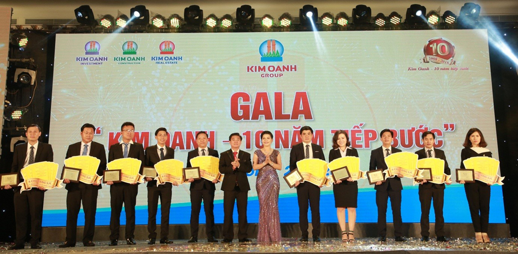 Ông Nguyễn Thuận, Chủ tịch HĐQT và bà Đặng Thị Kim Oanh, Tổng giám đốc Kim Oanh Real trao thưởng cho các nhân viên đã gắn bó với công ty từ 8-10 năm tại đêm gala "Kim Oanh - 10 năm tiếp bước"