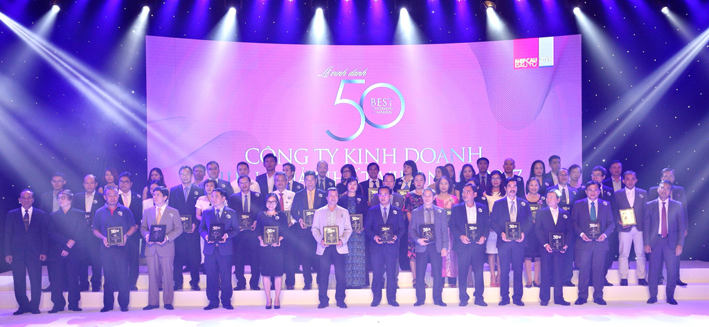 Ông Nguyễn Quốc Khánh - Giám đốc Điều hành Vinamilk cùng các đại diện công ty được xếp hạng “Top 50 Công ty kinh doanh hiệu quả nhất Việt Nam” trên sân khấu sự kiện