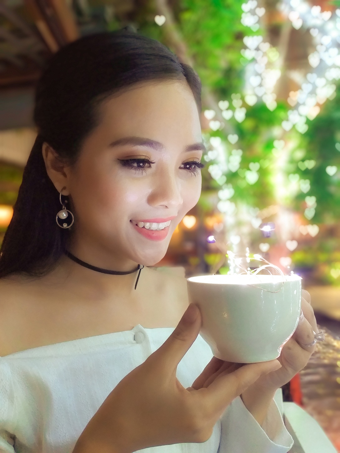 Cô nàng dễ thương “rót” hàng nghìn trái tim vào ly cà phê sữa gửi đến người trong mộng. Chàng trai nào lỡ từ chối màn tỏ tình ngọt ngào như phim ngôn tình thế này?