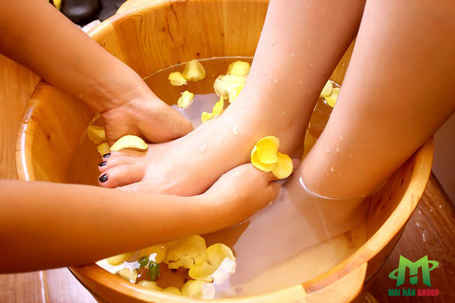 Ngâm chân kết hợp massage cho đôi bàn chân thêm mềm mịn