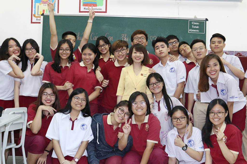 Tiết học cuối cùng đầy cảm xúc, chia tay thời học sinh của cô Nguyễn Hoàng Thịnh và các bạn lớp 12 Trường Quốc tế Á Châu