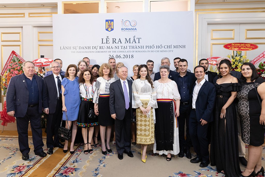 Tân Lãnh sự danh dự Rumani chụp hình với Đại sứ Rumani và các quan khách