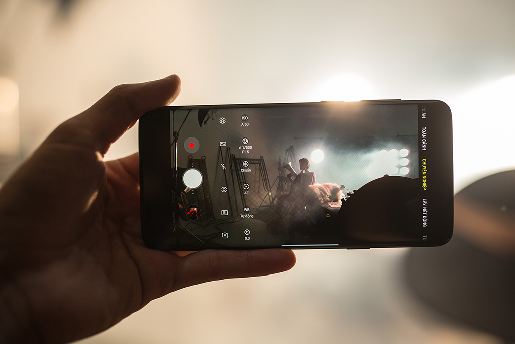Không chỉ có quay siêu chậm, Samsung Galaxy S9+ còn quay video 4K trong mọi điều kiện ánh sáng rất tốt để Ngô Thanh Vân quay và xem lại quá trình diễn, từ đó chọn lọc ra những góc quay đẹp mắt và ấn tượng, không cần set up cả dàn máy quay nặng nề rất mất thời gian