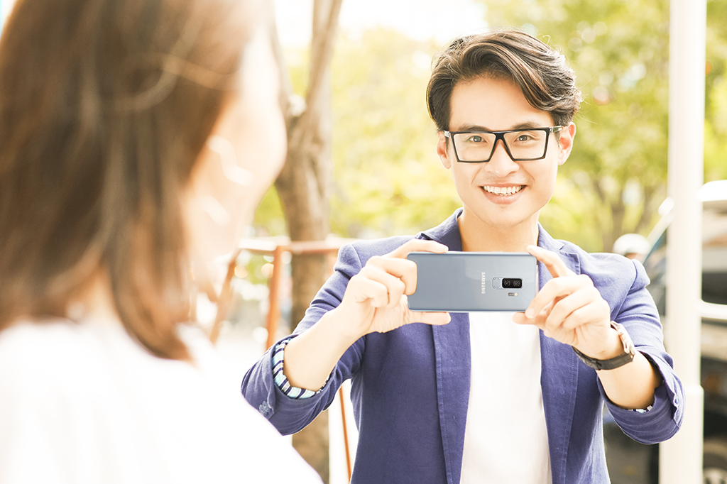 Galaxy S9+ luôn được Hà Anh Tuấn mang theo bên mình như một người cộng sự đắc lực giúp anh ghi lại sắc nét những cuộc sống xung quanh, biến cảm nhận sâu sắc ấy thành những ca từ “đẹp” lung linh và giàu cảm xúc