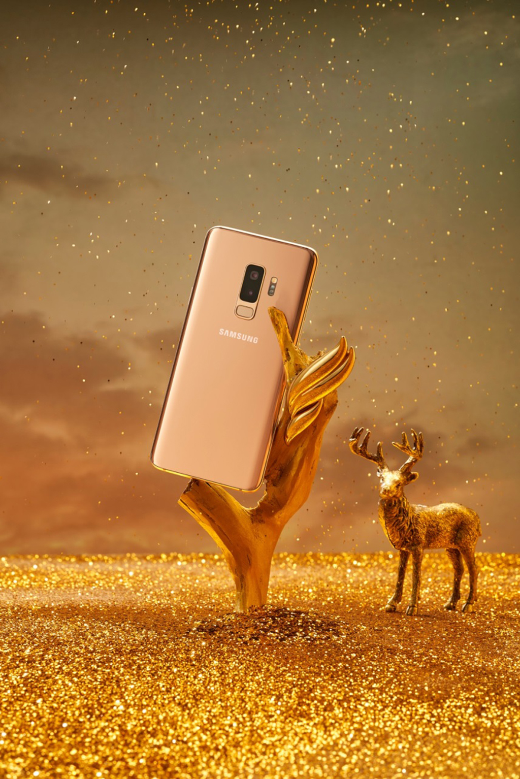 Giữa vùng đất của những nhũ vàng lấp lánh, Galaxy S9+ Hoàng Kim vẫn vươn lên đầy kiêu hãnh dưới cơn mưa nhũ vàng. Sắc vàng tươi mới đã giúp máy toát lên vẻ quyến rũ khó cưỡng 