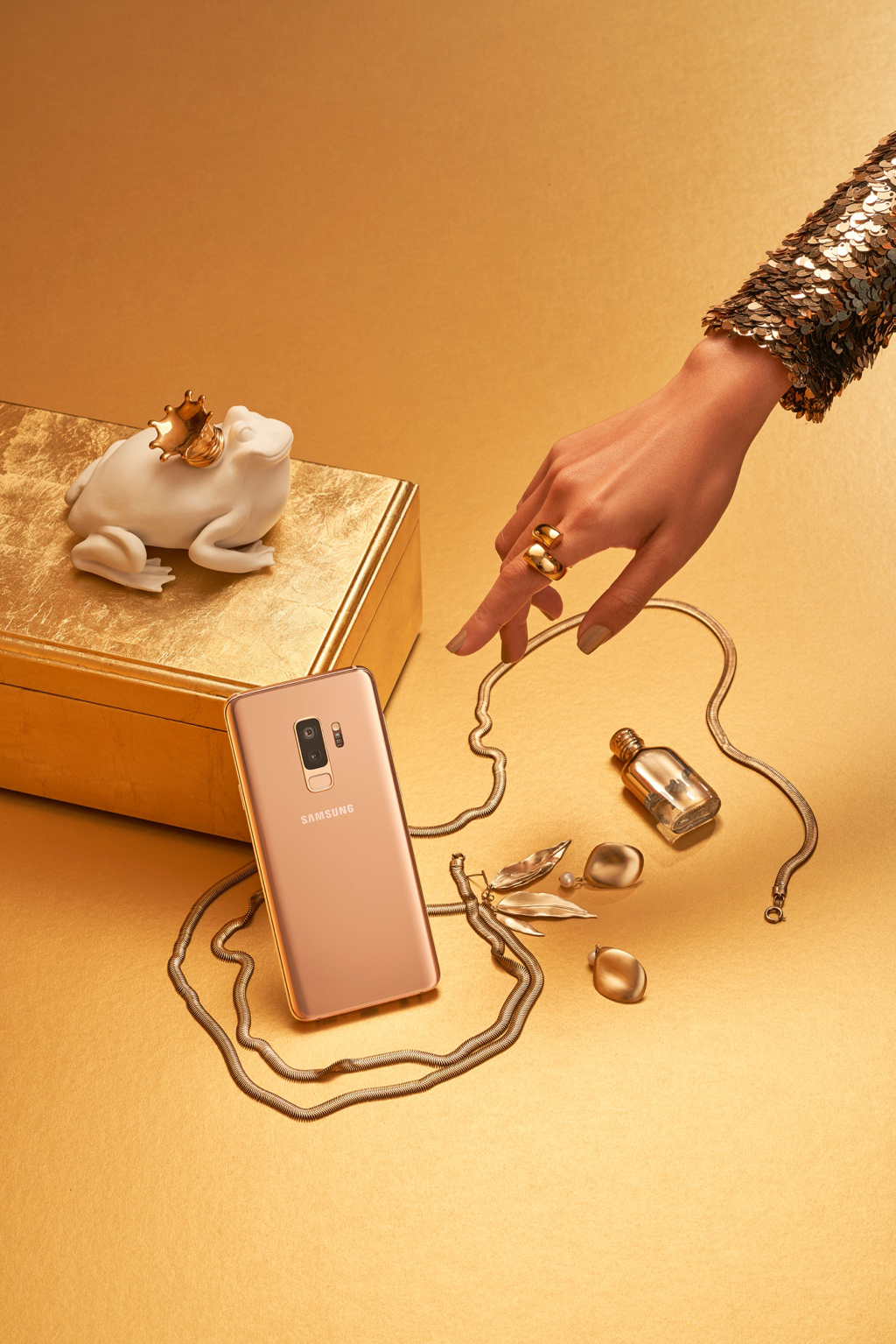 Duy mỹ và tinh tế, Galaxy S9+ phiên bản Hoàng Kim chính là đại sứ nhãn hiệu cho chủ nhân sở hữu phụ kiện sang chất này. Điều này lý giải vì sao chỉ trong thời gian ngắn, Galaxy S9+ đã chiếm vị trí quan trọng trong “kho báu” sắc vàng hoàng kim của các tín đồ thời trang