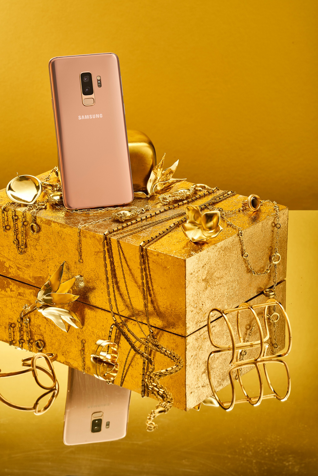 Giữa một kho báu phụ kiện quý giá, sang trọng, Galaxy S9+ Hoàng Kim vẫn không hề lép vế, mà lại nổi bật như một sự lựa chọn không thể thiếu của những ai đeo đuổi gu thời trang sang trọng, mạnh mẽ nhưng vẫn đầy mê hoặc. Màu sắc rực rỡ như ánh dương lúc hừng đông, biến hóa màu sắc đa dạng tùy theo điều kiện ánh sáng, Galaxy S9 thật sự là món phụ kiện “chuẩn vàng”