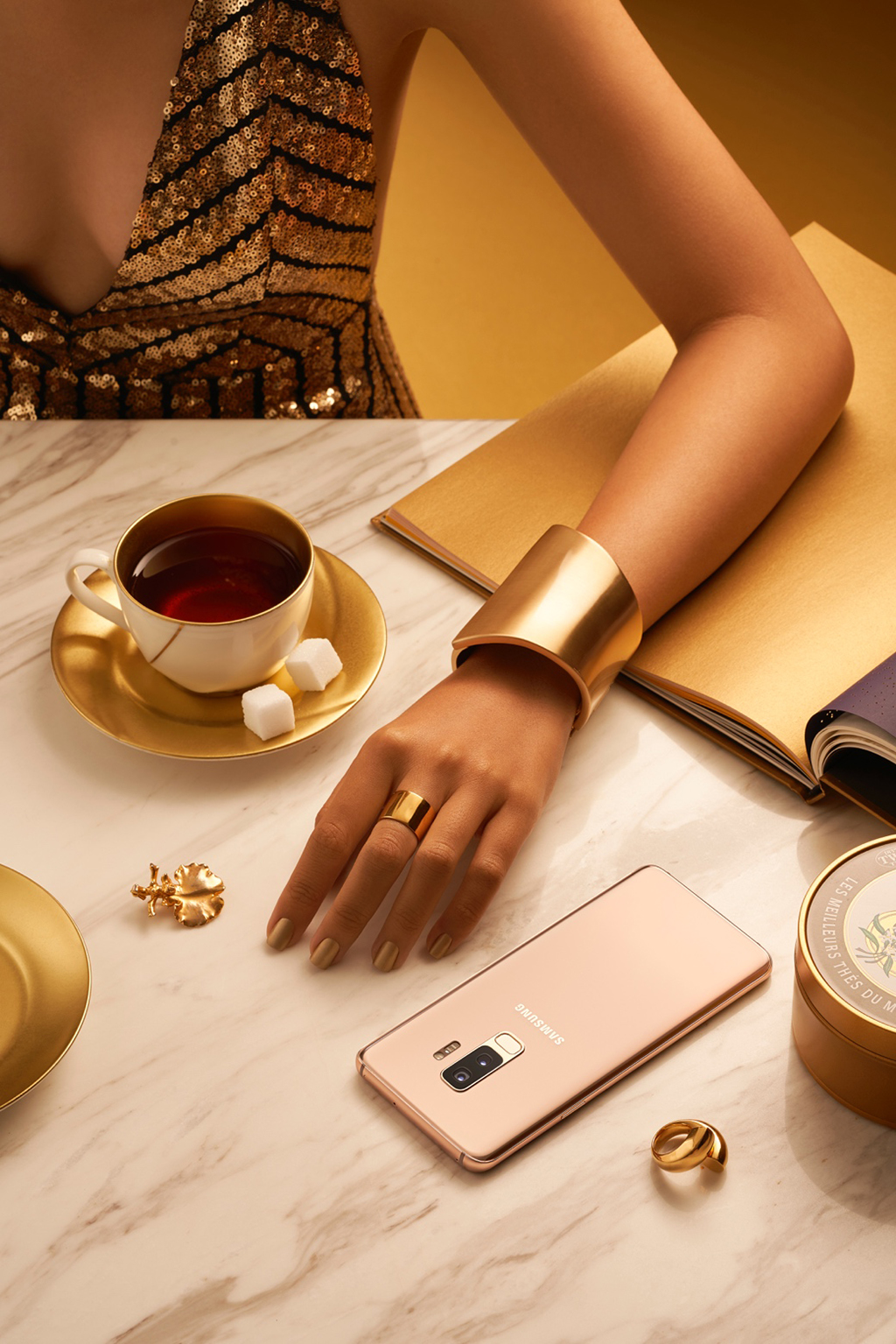 Galaxy S9+ Hoàng Kim đã tái định nghĩa một chiếc smartphone đẳng cấp. Với diện mạo thời trang sang trọng, chiếc smartphone Hoàng Kim này đã trở thành món phụ kiện sang chất chức năng của chiếc điện thoại cao cấp này? 