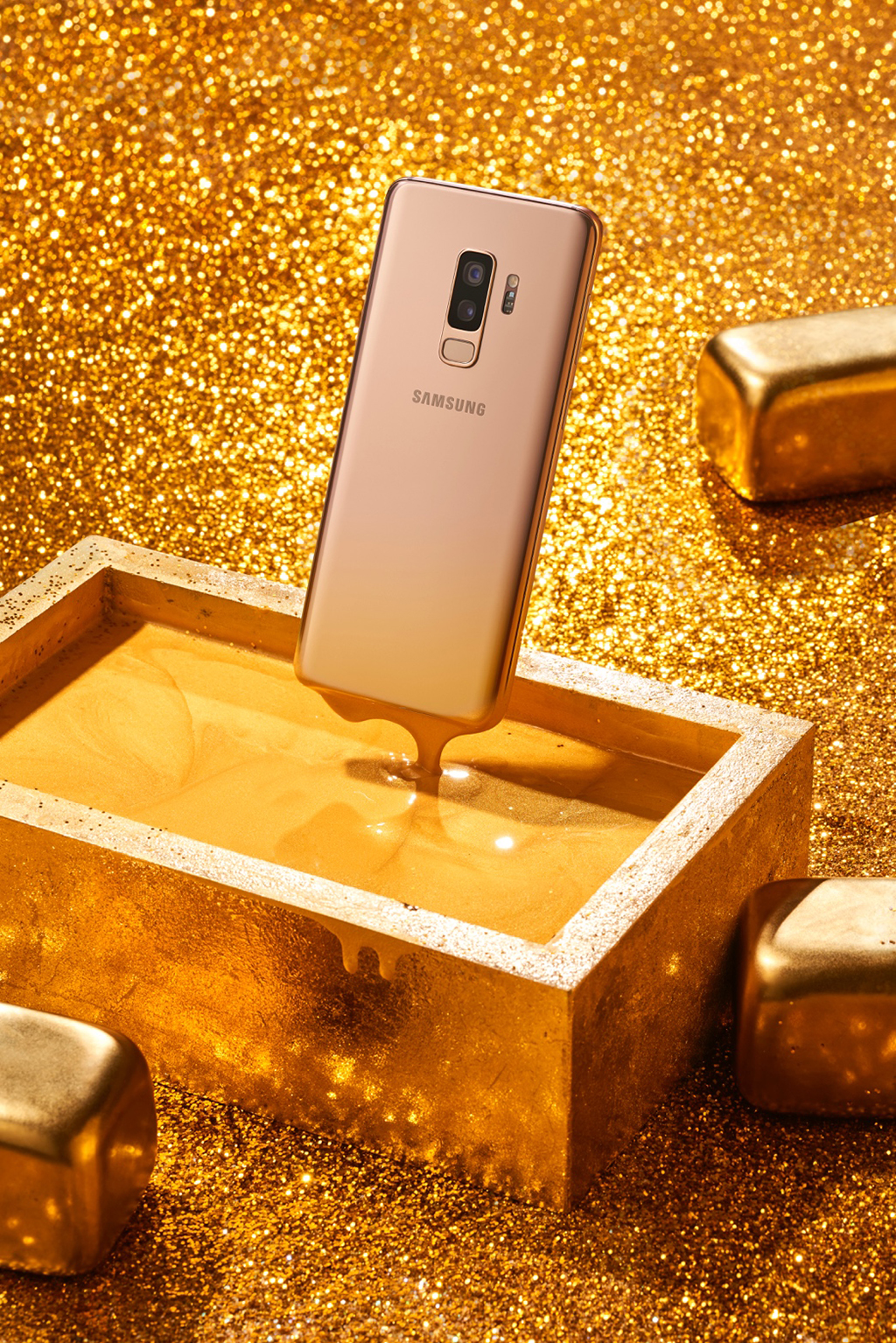 “Trận chiến” giữa Galaxy S9+ Hoàng Kim và những thỏi vàng 24k cũng khiến nhiều người bất ngờ. Một thiết bị công nghệ vẫn có thể cùng đứng chung với “kho báu vàng” mà bao người ao ước và vẫn tỏ rõ đẳng cấp không hề kém cạnh