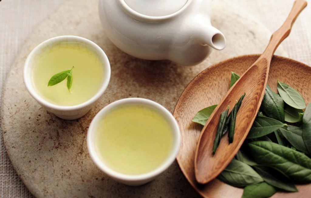 Nước trà xanh có khả năng kháng khuẩn, trị mụn