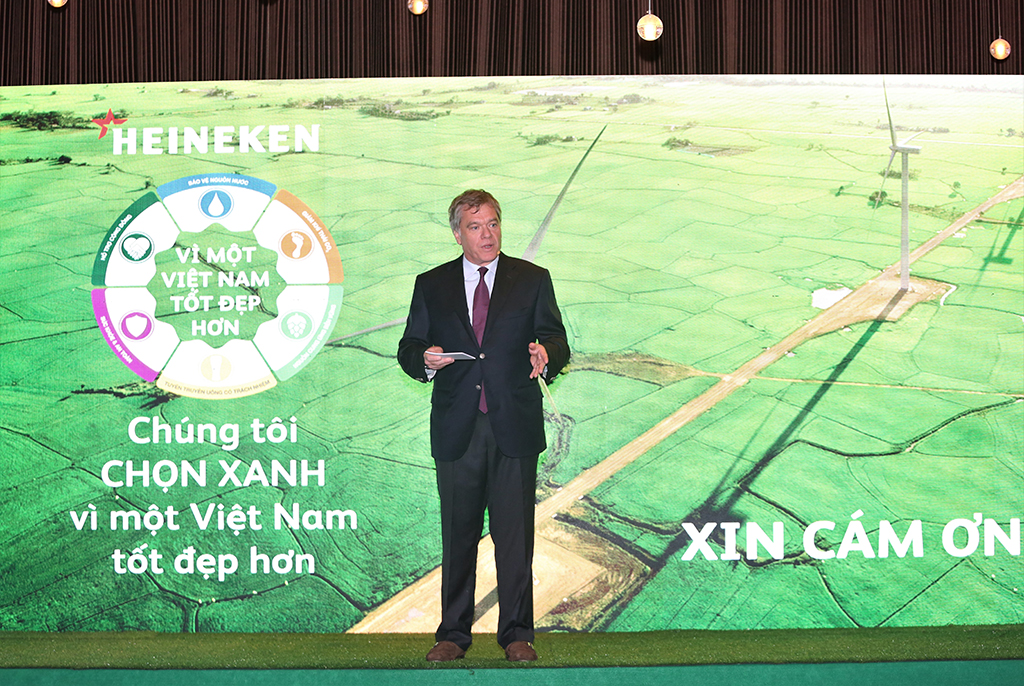 Ông Leo Evers, Tổng Giám đốc điều hành HEINEKEN Việt Nam giới thiệu Báo cáo PTBV 2017