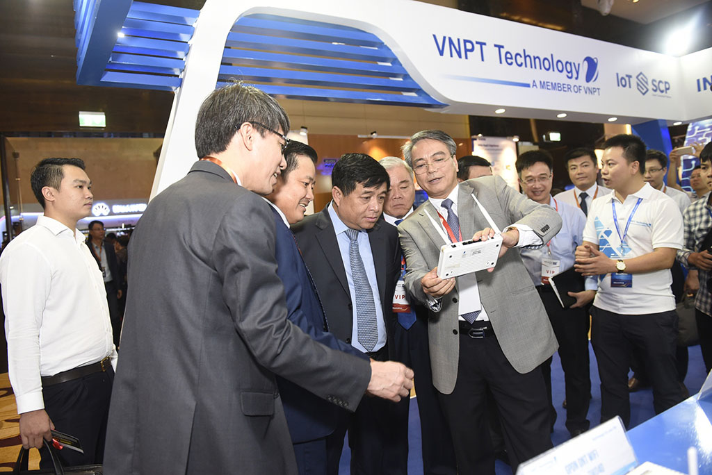 Chủ tịch HĐTV VNPT Trần Mạnh Hùng giới thiệu với Bộ trưởng Bộ KH-ĐT Nguyễn Chí Dũng về sản phẩm của VNPT