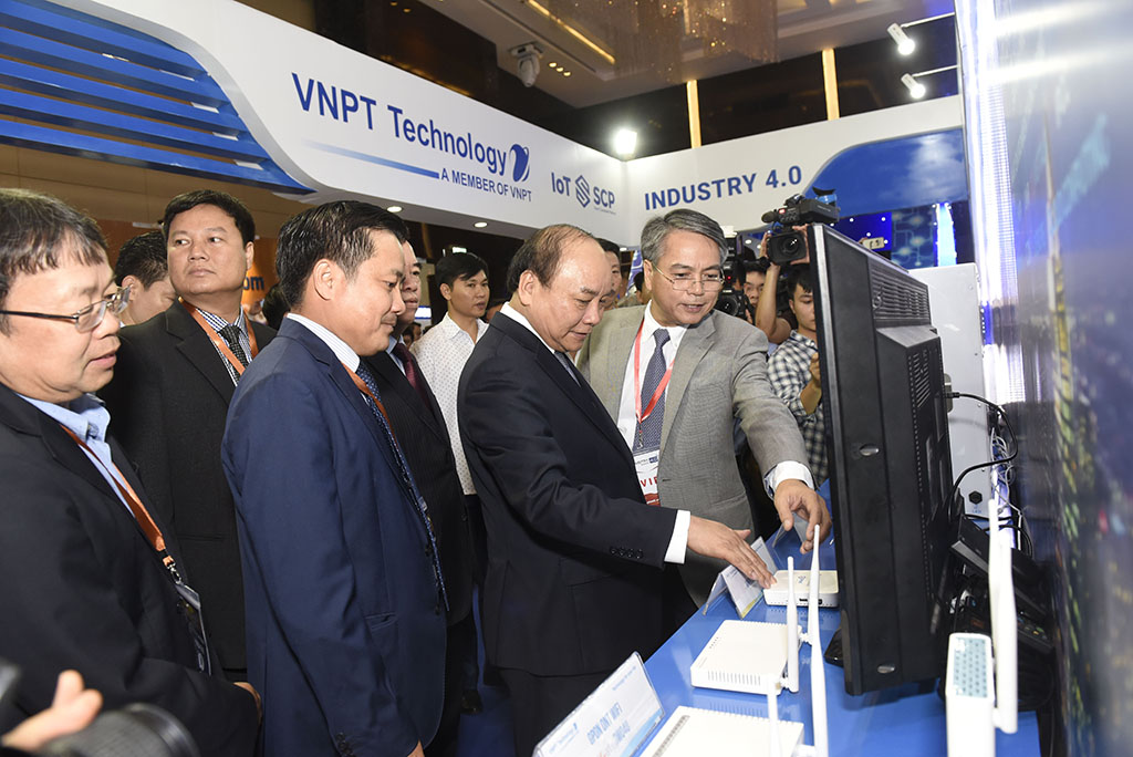 Thủ tướng Chính phủ Nguyễn Xuân Phúc đã tới tham quan gian trưng bày của VNPT