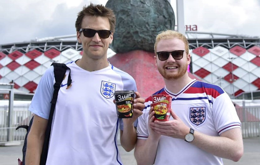 Cổ động viên người Anh thích thú với mì gói 3 Miền “đậm đà hương vị Việt” được người hâm mộ Việt Nam tặng để “bổ sung năng lượng” trước trận đấu 