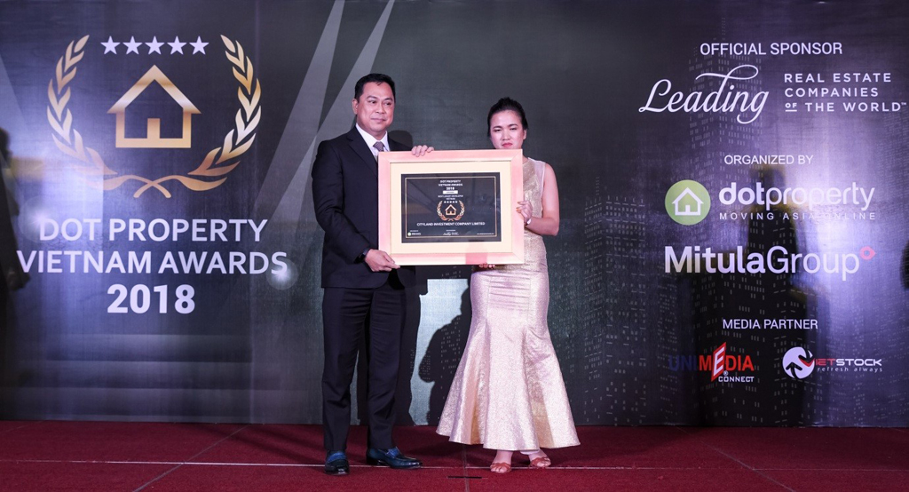 Phó tổng giám đốc kinh doanh - ông Voltaire đại diện Cityland nhận giải thưởng từ Dot Property Awards 2018