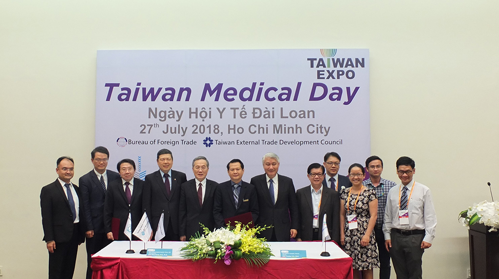 Đoàn y tế Đài Loan chụp hình lưu niệm với Ông Trương Quang Định - Giám đốc Bệnh viện Nhi Đồng Thành Phố (thứ sáu từ trái sang)