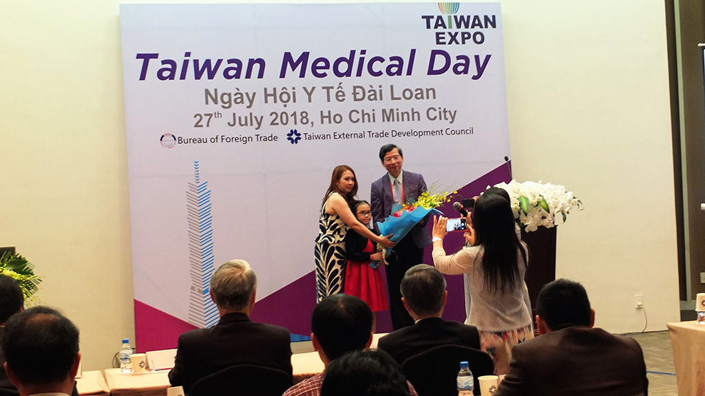 GS-BS Jui-Heng Hu - Giám đốc Bệnh viện National Taiwan University (NTUH) và gia đình em bé người Việt được ghép gan thành công