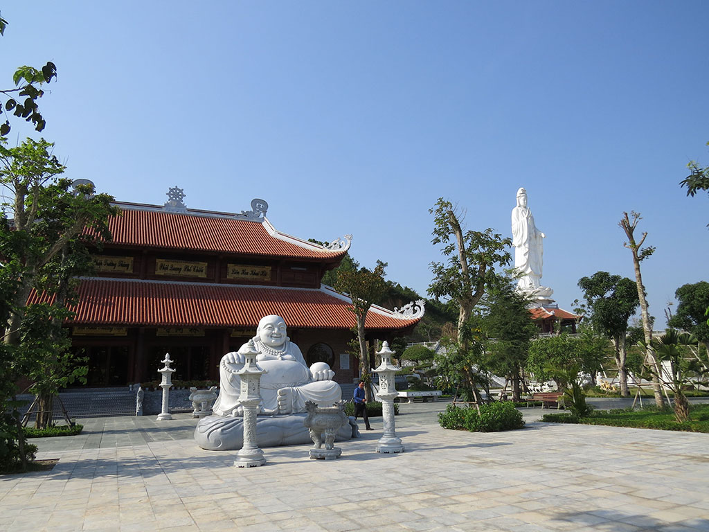 Chùa Lâm Hà tôn nghiêm với tượng Quan Âm cao 43 m, tượng Di Lặc Phật và tượng 18 vị A La Hán xếp dọc theo đường lên chùa gồm 173 bậc thang
