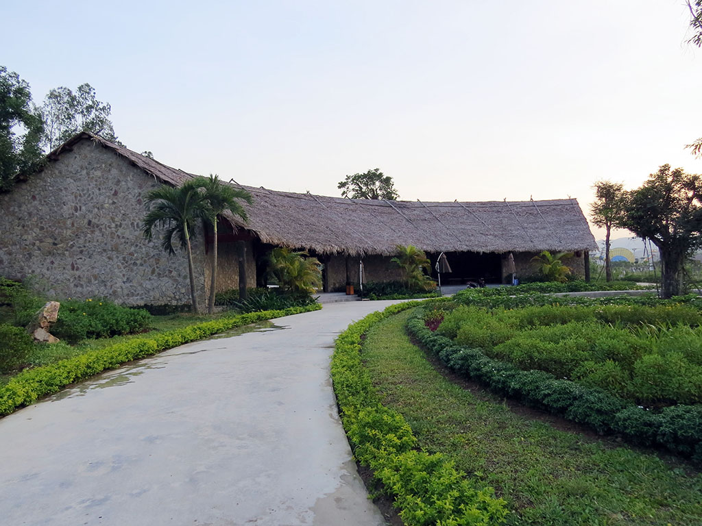 Làng Việt cổ với những ngôi nhà được làm từ bùn trộn rơm, mái lá cùng những vật dụng chỉ có thể có trong câu chuyện cổ tích