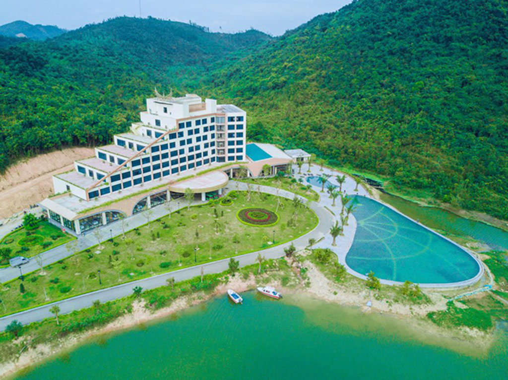 Đến với khách sạn Mường Thanh Luxury Diễn Lâm bạn sẽ được trải nghiệm đầy đủ tiện nghi hiện đại theo tiêu chuẩn khách sạn 5 sao được đặt giữa thiên nhiên rừng đồi tràn ngập không khí mát dịu và vô cùng trong lành