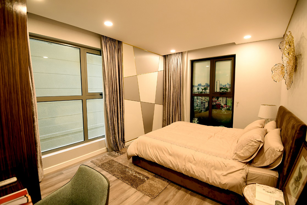 Phòng ngủ có 2 cửa sổ với tầm nhìn khoáng đạt, có thể ngắm cảnh Hồ Tây và đón gió sông Hồng