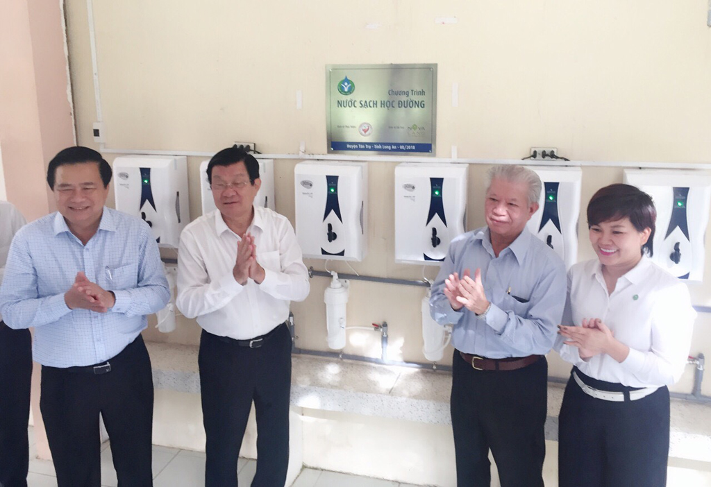 Nguyên Chủ tịch nước Trương Tấn Sang cùng đại diện Lãnh đạo địa phương, Hội Bảo trợ Bệnh nhân nghèo TP.HCM và Tập đoàn Novaland vui mừng trao tặng máy lọc nước đến 27 trường học tại huyện Tân Trụ, tỉnh Long An