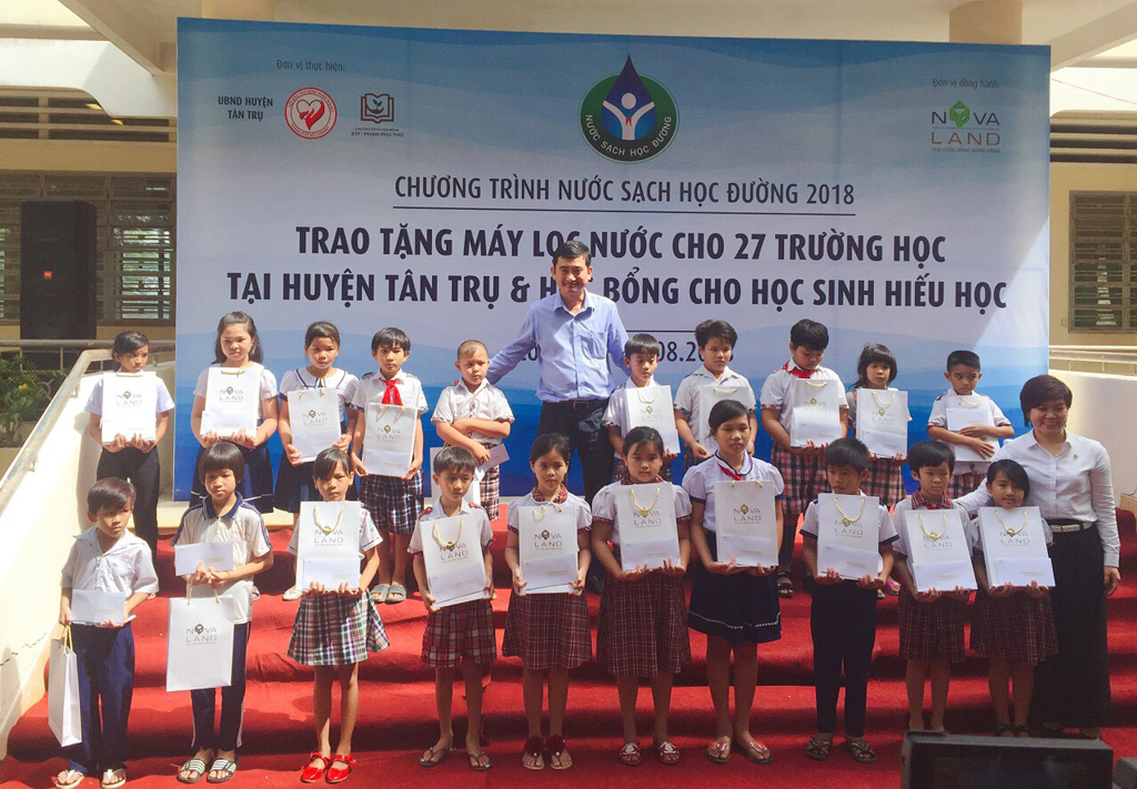 Các em học sinh vui mừng nhận học bổng trước thềm năm học mới