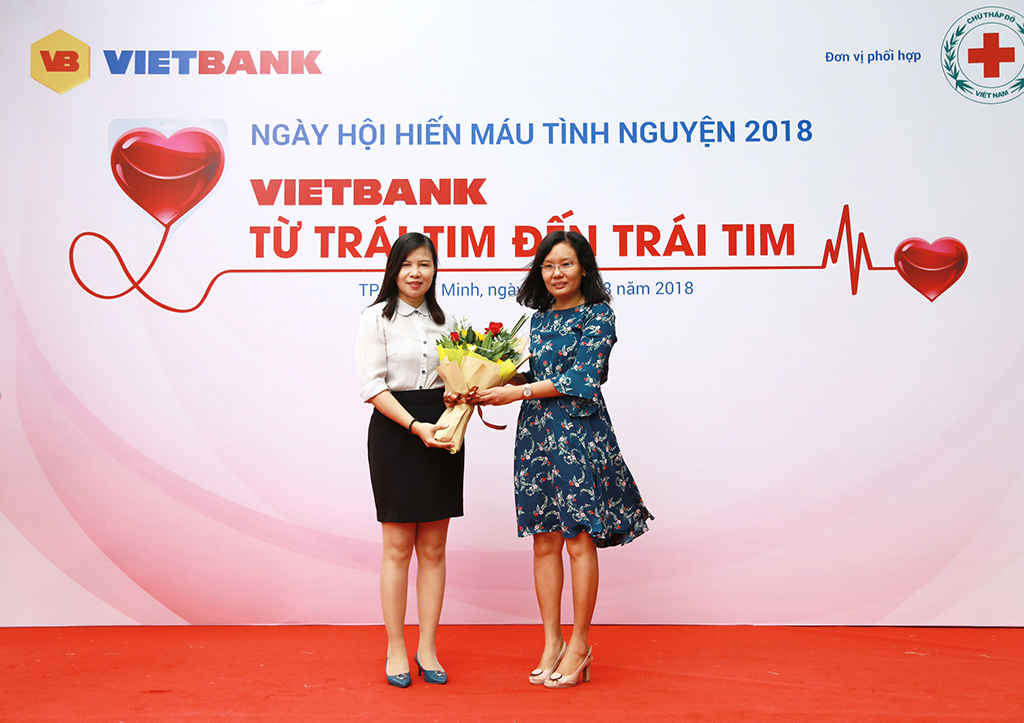 Bà Ngô Trần Đoan Trinh - Phó Tổng Giám đốc Ngân Hàng Vietbank trao hoa cảm ơn