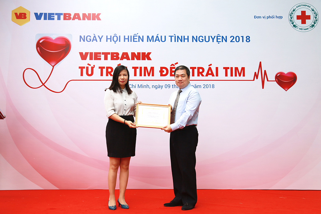Bà Trần Thị Thắm - Phó Giám đốc Trung tâm hiến máu nhân đạo TP. HCM trao thư cảm ơn cho Ngân hàng Vietbank  