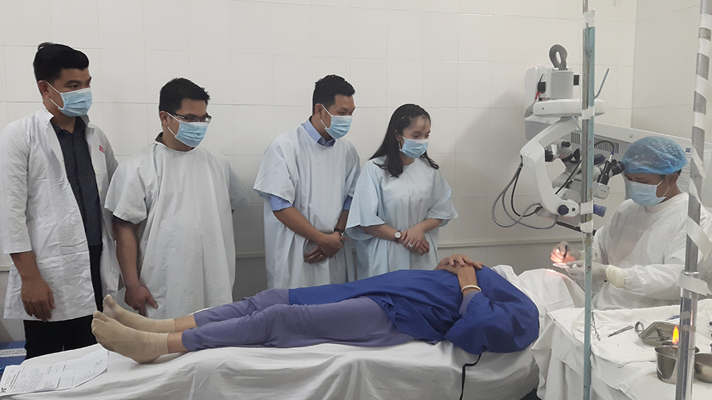 Lãnh đạo Công ty Việt Hưng Phát ân cần đến thăm, động viên bệnh nhân trước khi phẫu thuật