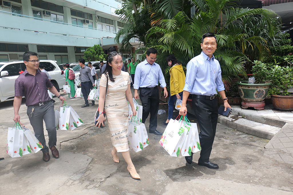 Những món quà ý nghĩa được lãnh đạo Công ty Việt Hưng Phát mang đến chia sẻ cùng 400 bệnh nhân