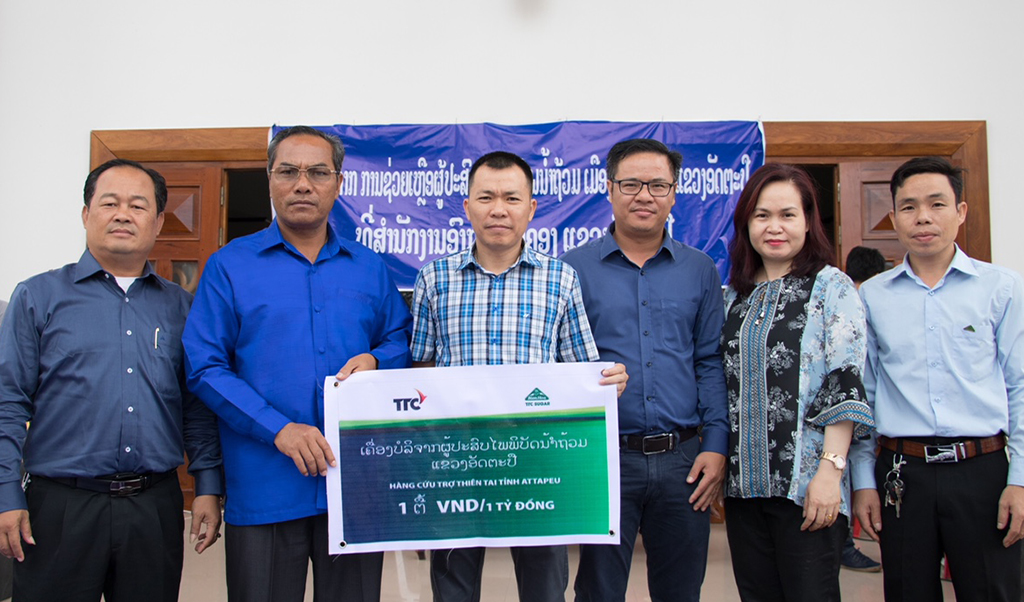 Ông Phạm Hồng Dương - Chủ tịch HĐQT TTC Sugar, đại diện công ty trao tặng biểu trưng tài trợ tổng giá trị hơn 1 tỉ đồng cho đại diện chính quyền tỉnh Attapeu