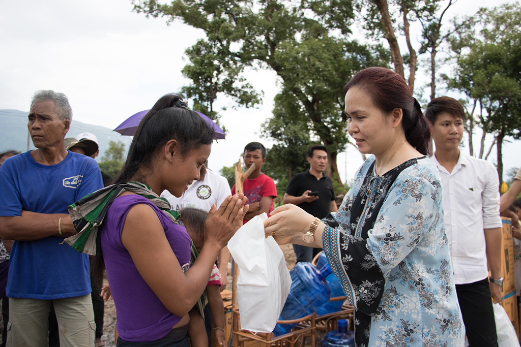 Bà Đỗ Thu Ngân - Phó tổng giám đốc Thường trực Tập đoàn TTC tặng quà, thăm hỏi người dân địa phương