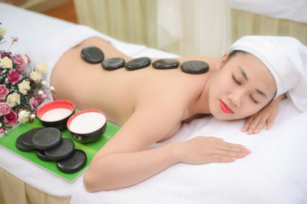 Massage cùng tinh dầu đá nóng tại Spa
