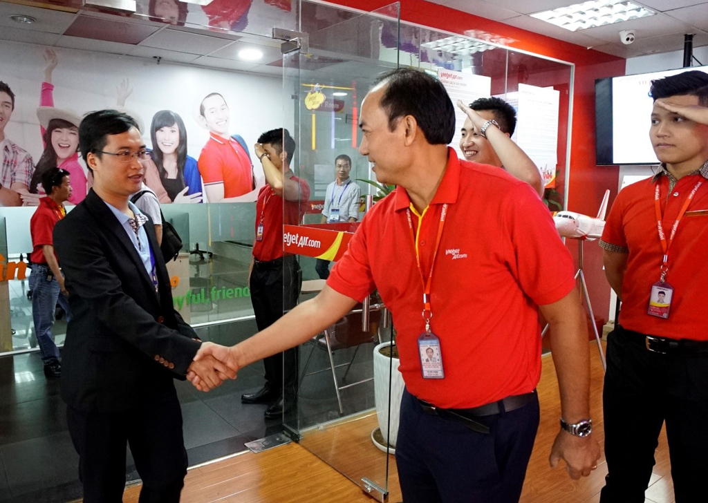 Ông Tô Việt Thắng - Phó tổng giám đốc Vietjet chào đón các chuyên gia công nghệ đến thăm