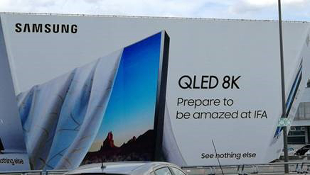 Bảng quảng cáo được cho là thông báo về TV QLED 8K sắp ra mắt của Samsung