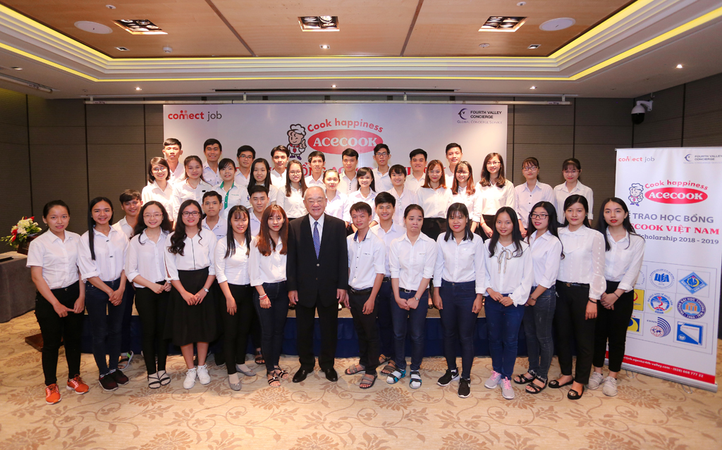 39 sinh viên trong buổi lễ trao học bổng tại TP.HCM ngày 17.8