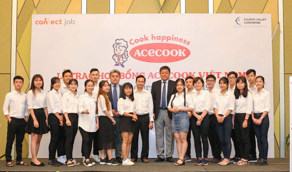 Đại diện Acecook Việt Nam cùng 18 sinh viên nhận học bổng các trường ĐH tại Đà Nẵng ngày 28.8