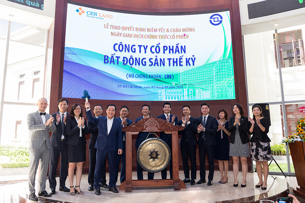 Ông Nguyễn Trung Vũ - Chủ tịch HĐQT CENLAND đánh cồng tại phiên chào sàn cổ phiếu CRE