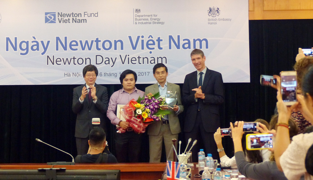 Đại sứ Anh tại Việt Nam,Giles Lever (bìa phải) và Thứ trưởng Bộ Khoa học và Công nghệ Trần Quốc Khánh trao Giải Newton Prize 2017 cho TS Dương Quang Trung (thứ 2 từ phải sang) và TS Võ Nguyên Sơn - ĐH Duy Tân (thứ 2 từ trái sang)