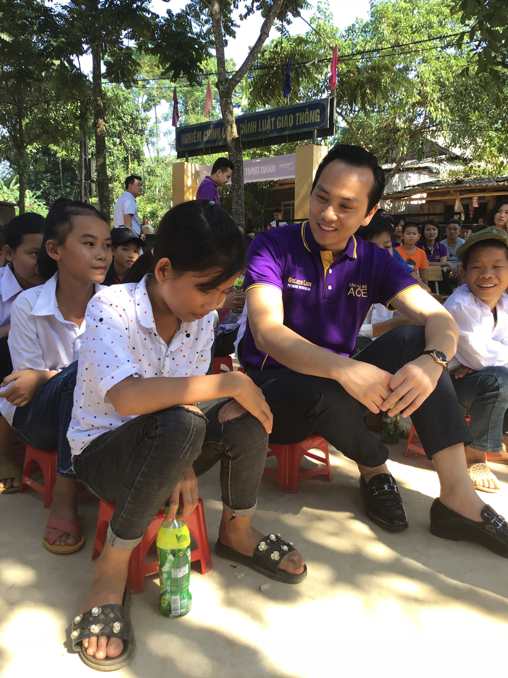 Doanh nhân Nguyễn Mạnh Hà trò chuyện cùng các em nhỏ tại quê nhà