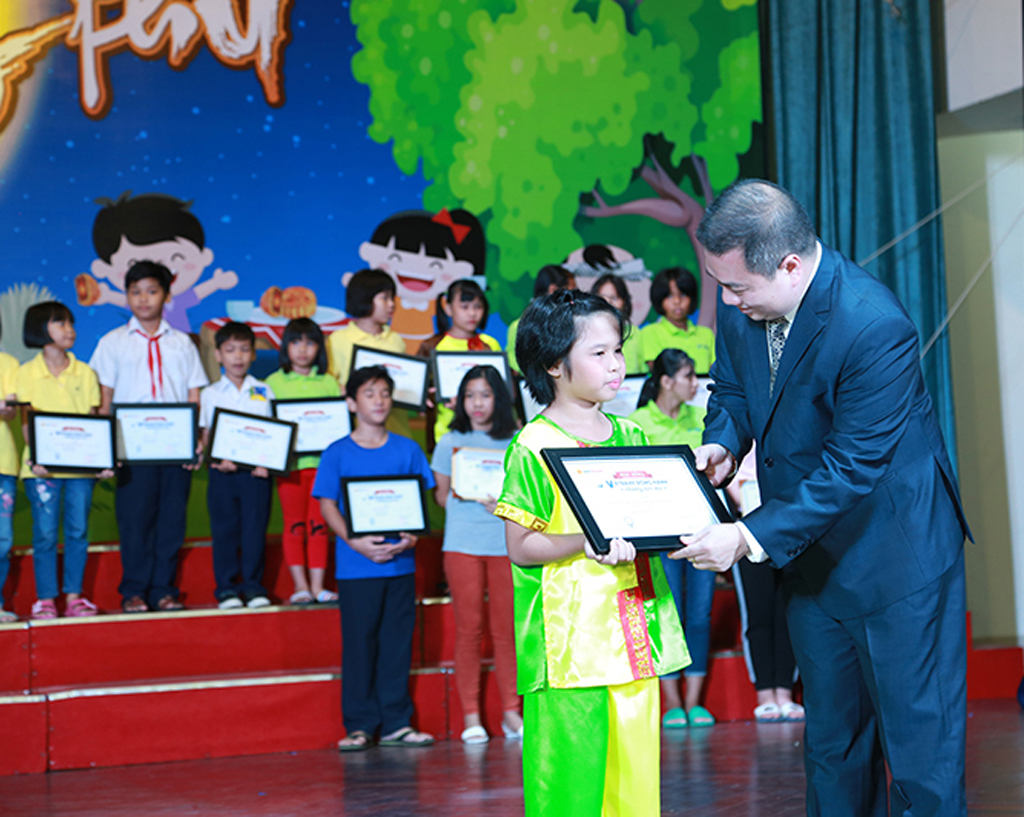 Hình 2. Ông Hồ Phan Hải Triều - Phó tổng giám đốc Vietbank trao học bổng các em mái ấm có thành tích học tập xuất sắc