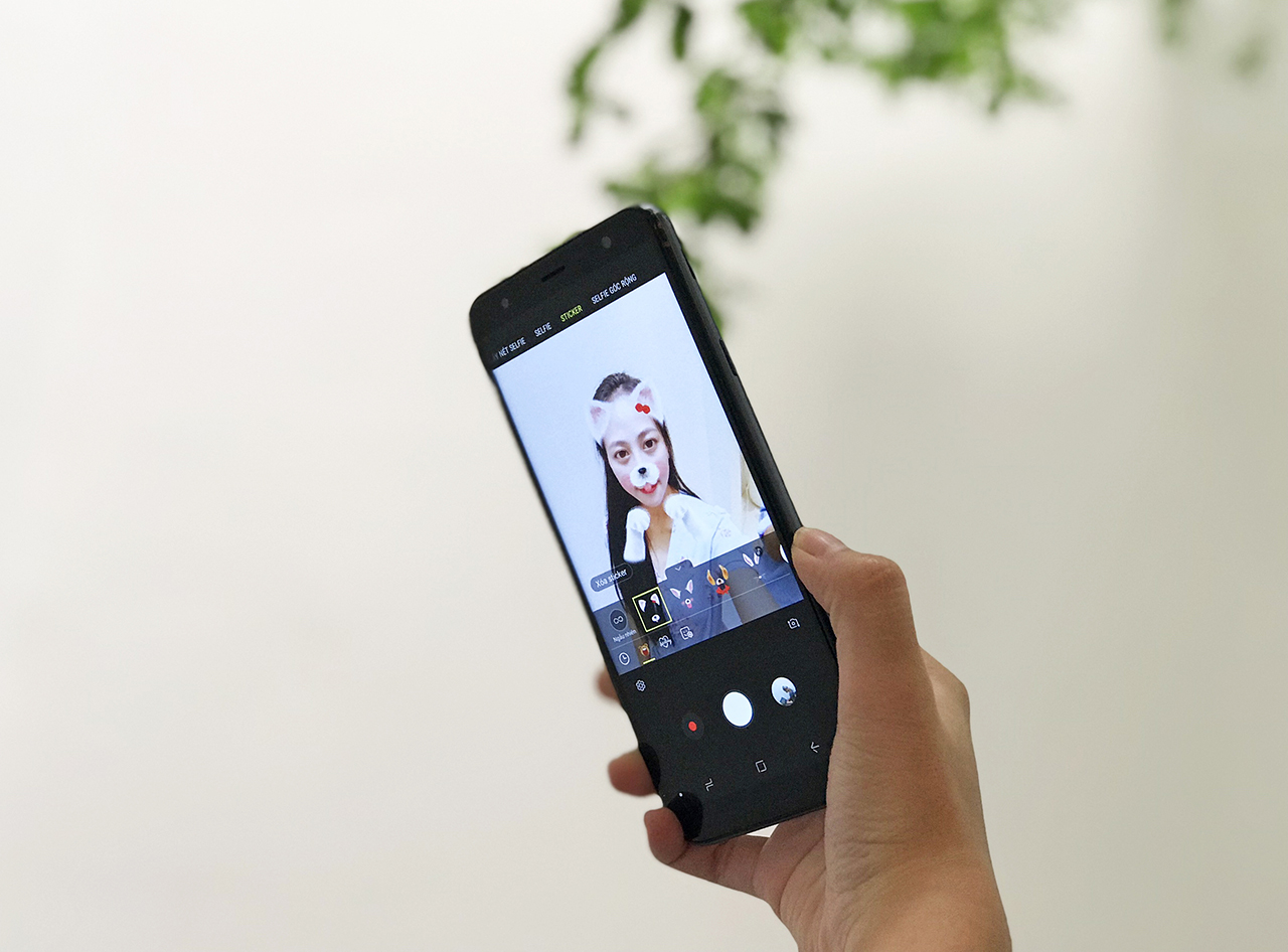 Phép thử selfie trong điều kiện ngược sáng nhưng Galaxy J4+ vẫn cho được ảnh sáng đều cùng sticker rõ nét.