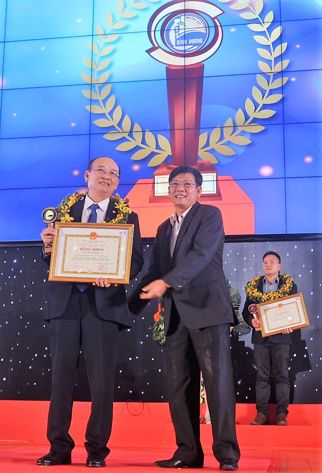 Phó tổng giám đốc Công ty Cổ phần Tôn Đông Á Hồ Song Ngọc vinh dự nhận Bằng khen cho cá nhân có thành tích xuất sắc tại buổi lễ.