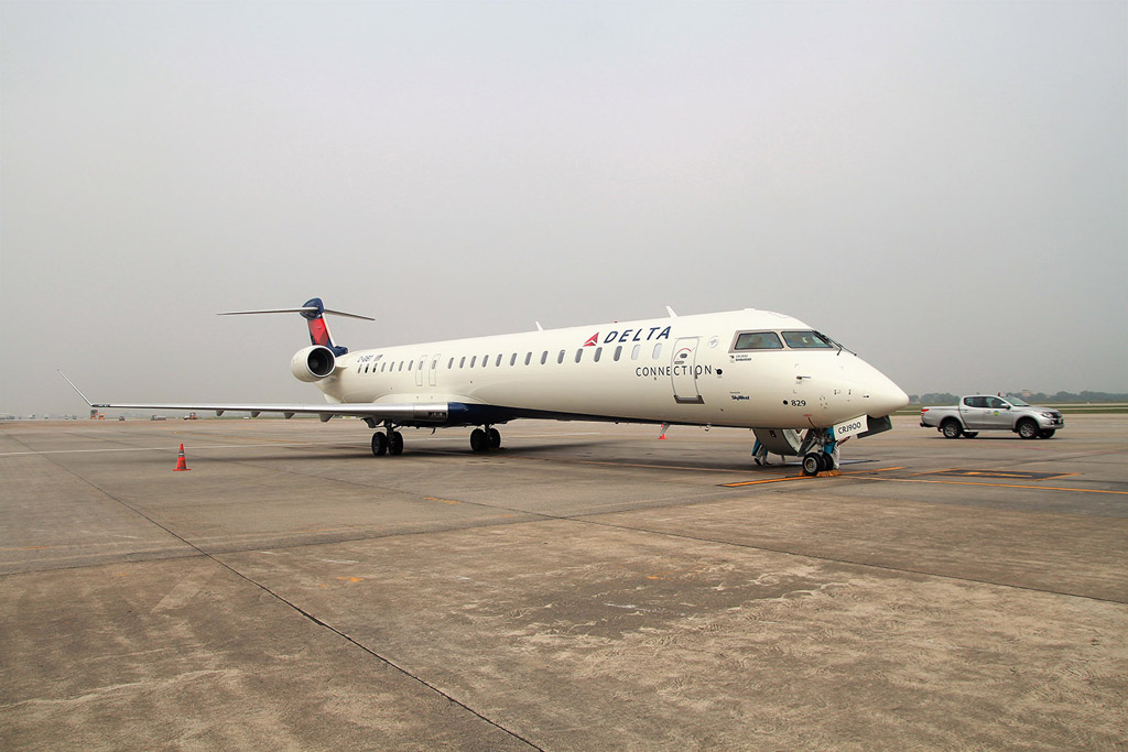 Máy bay vừa mới được Bombardier hoàn thiện sản xuất cho Delta Airlines (Mỹ) và bay trình diễn tại Nội Bài với sự tham gia của Vietnam Airlines trước khi bàn giao