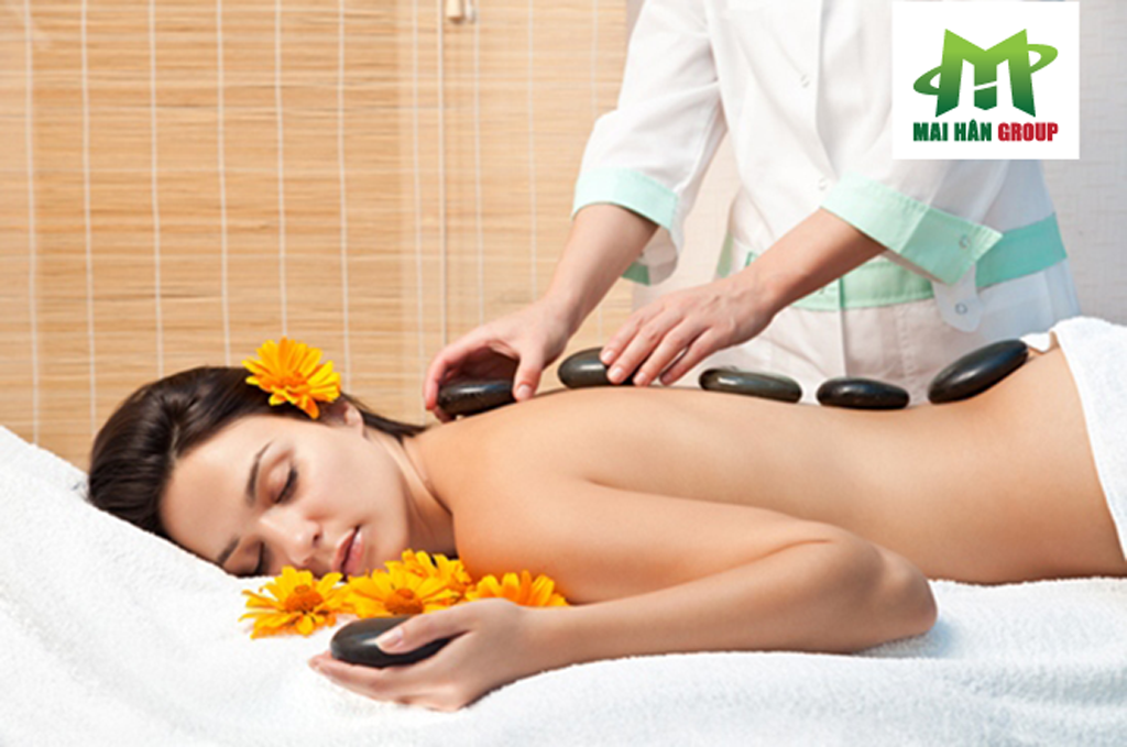 Kỹ thuật viên tiến hành đặt đá lên và bắt đầu quá trình massage