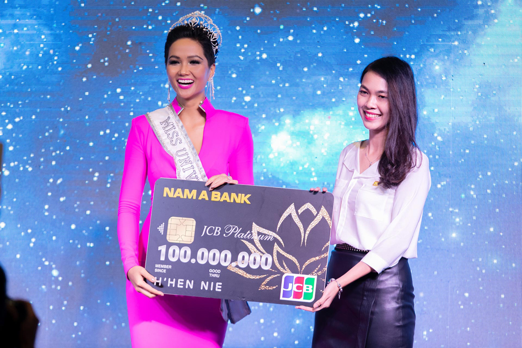 Đại diện Nam A Bank trao tặng cho Hoa hậu H’Hen Niê thẻ tín dụng Nam A Bank JCB Platinum